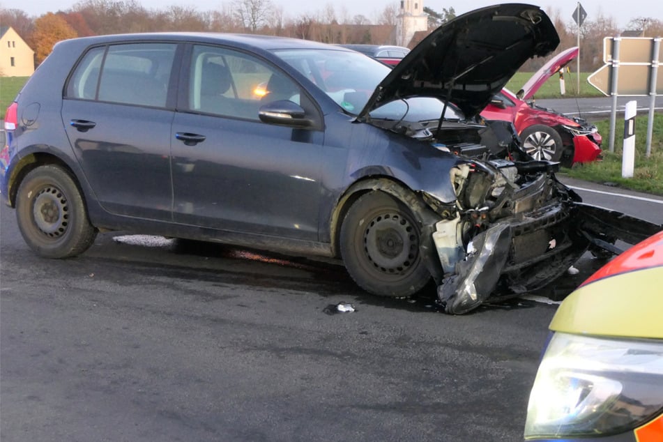 Beide Fahrzeuge waren stark beschädigt.