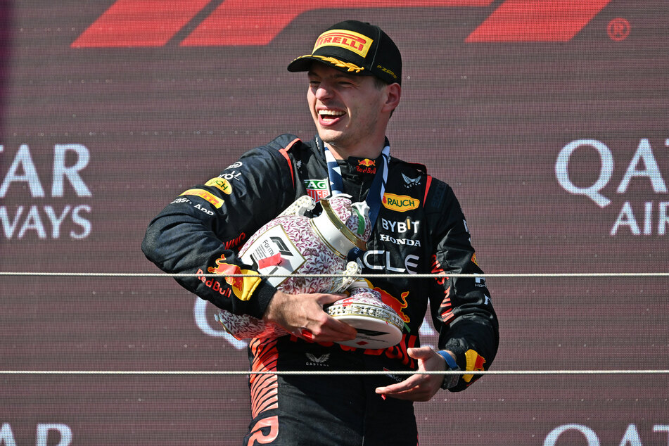 Er konnte sich trotzdem freuen: Max Verstappen (25) hält den zerbrochenen Porzellan-Pokal in den Händen.