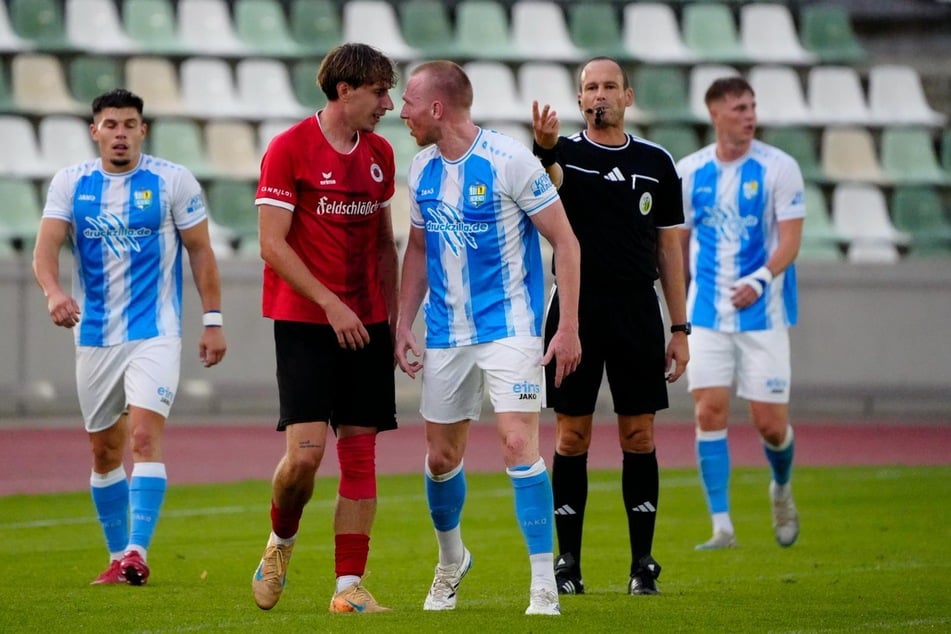 Kopf an Kopf: Nach einem Foul suchte CFC-Stürmer Ron Berlinski (32, r.) das "Gespräch" mit seinem Gegenspieler vom DSC.