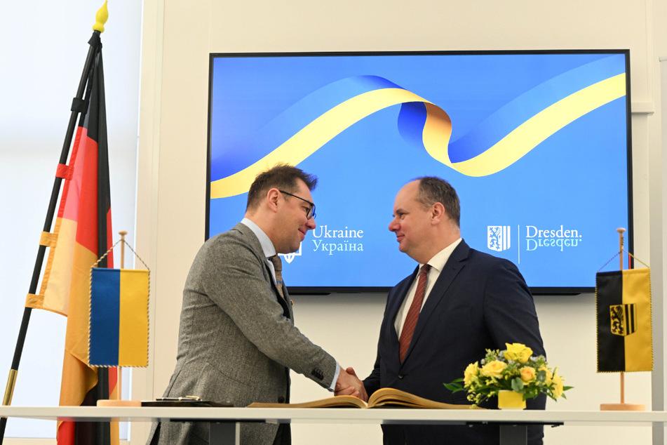 Handshake zwischen OB Dirk Hilbert (51, FDP) und dem ukrainischen Botschafter.