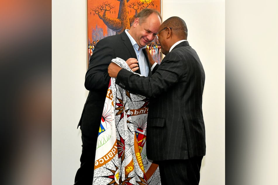 Freunde zu Gast in Dresden: Bei einem Besuch des Bürgermeisters aus der Partnerstadt Brazzaville brachte dieser OB Dirk Hilbert (FDP, 53) auch Geschenke mit. (Archivbild)