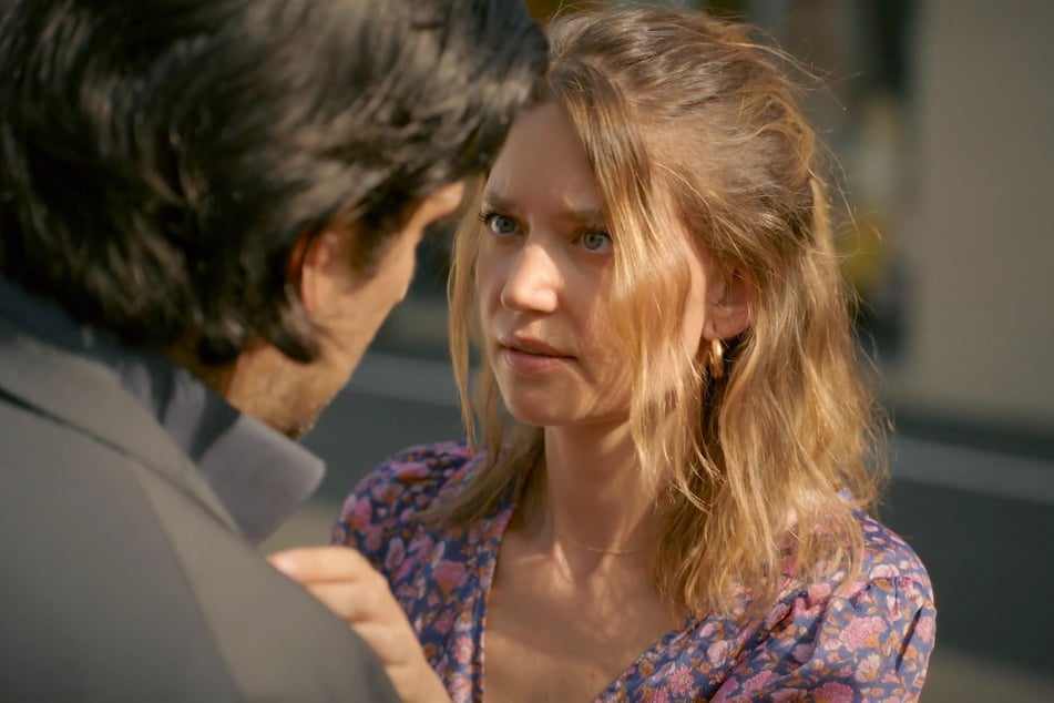 Plötzlich ist Nathalie Maximilian ganz nah.