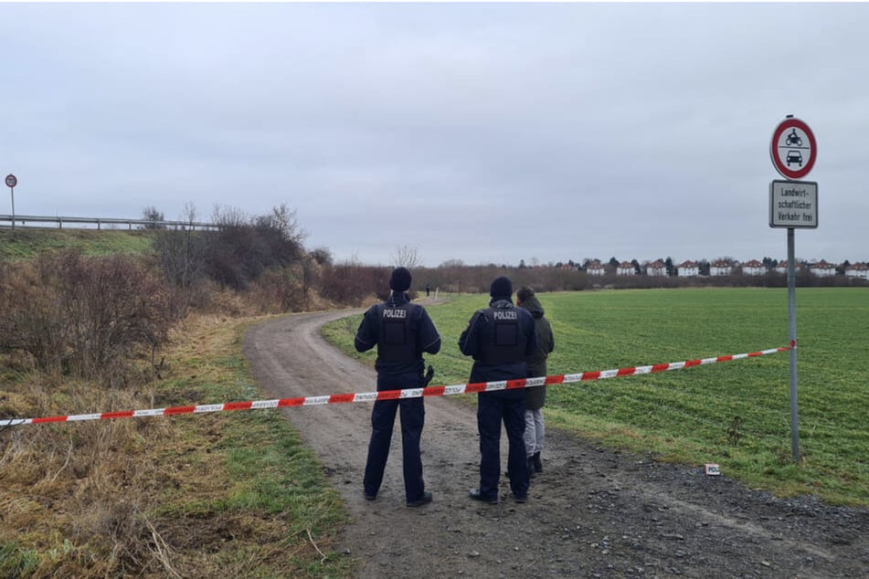 Der Feldweg, auf dem der Leichnam am 17. Januar gefunden wurde. Wenige Stunden zuvor hatte Max D. die Ermittler noch an den Ort geführt und sich von ihnen vernehmen lassen.