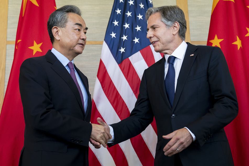 US-Außenminister Antony Blinken (69) bei einem Treffen mit seinem chinesischen Amtskollegen Wang Yi (68) am Rande des G20-Außenministertreffens.