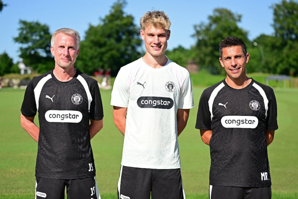 Rapp (r.) posiert neben dem neuen Co-Trainer Jens Schuster (49, l.) und dem bisher einzigen Neuzugang Sam Klein (22).