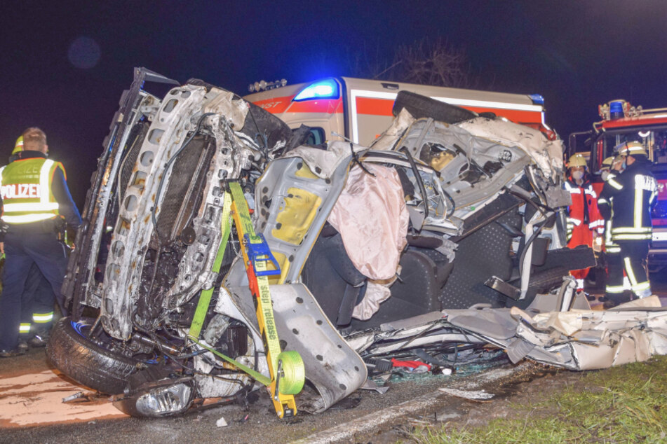 Heftiger Crash mit Gegenverkehr: 20-Jährige stirbt noch an der Unfallstelle!