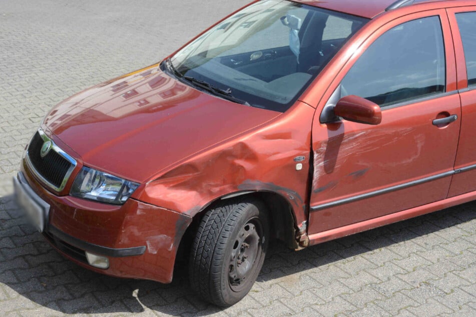 Auch der Skoda wurde durch den Unfall in Mitleidenschaft gezogen.