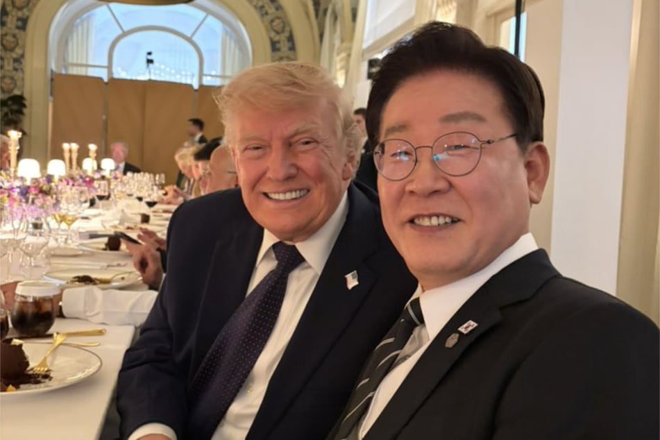 South Korean President Lee Jae Myung (r.) sits with US President Donald Trump at a dinner during the G7 summit in France.