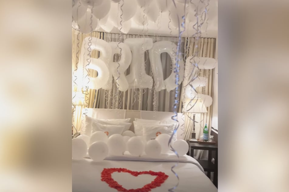 Begeistert zeigte die frisch vermählte 29-Jährige das aufwendig dekorierte Ehebett von ihr und ihrem Ehemann.
