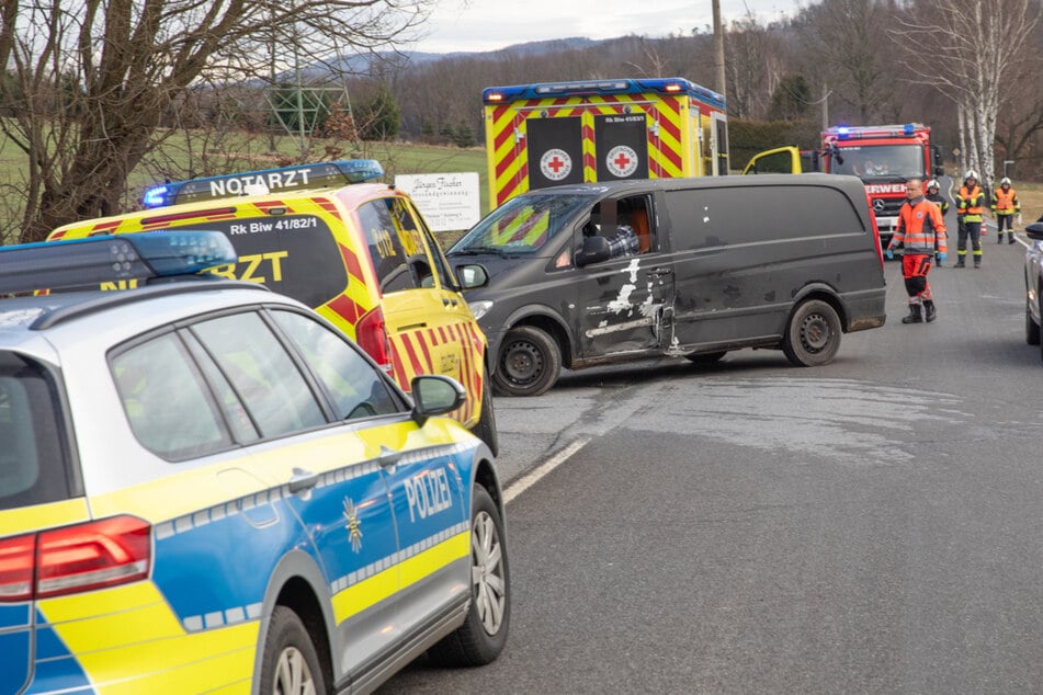 Einsatzkräfte an der Unfallstelle: Der schwarze Vito von Mercedes-Benz ist gestreift worden.