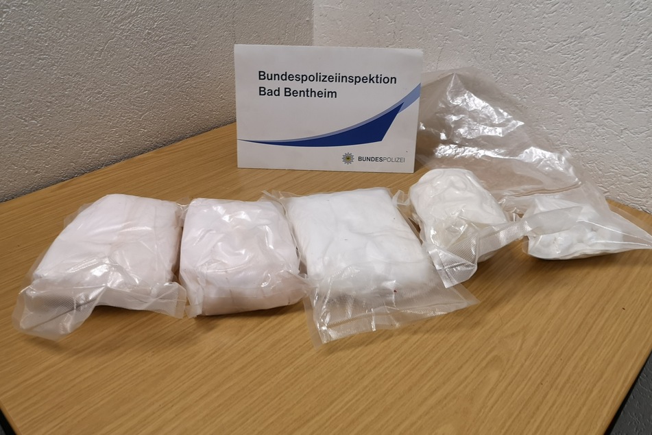 Die Polizei stellte rund vier Kilo Amphetamin und knapp 270 Gramm Kokain sicher.