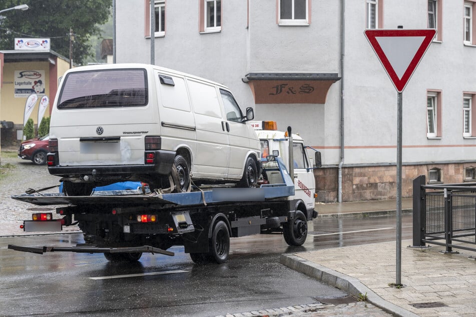 Ein VW-Transporter war nicht mehr fahrtauglich und wurde abgeschleppt.