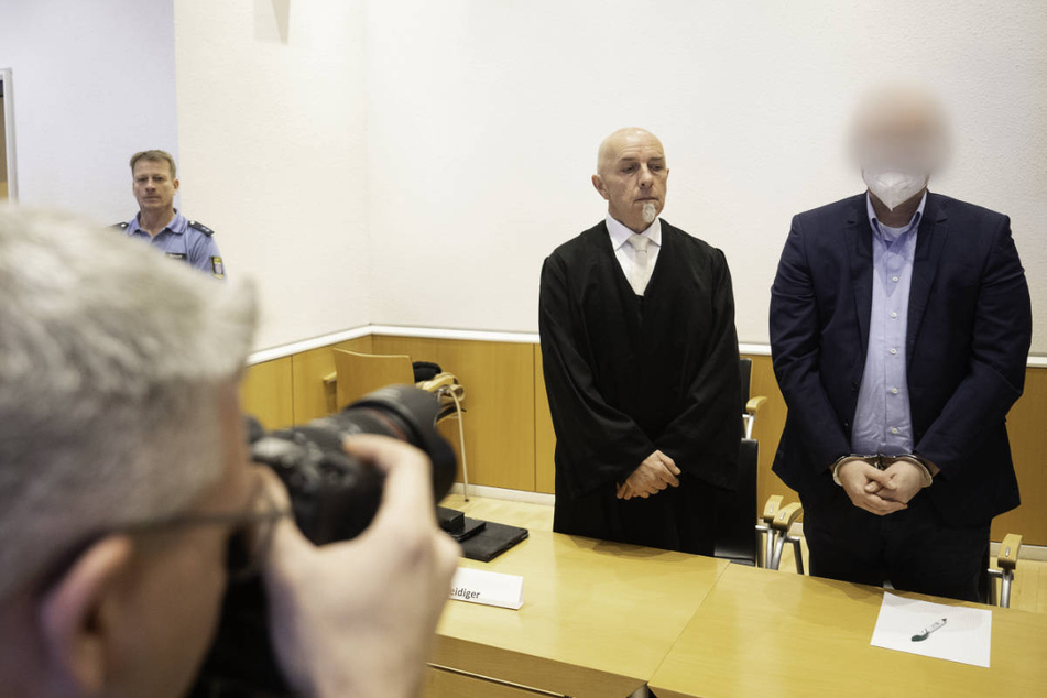 Der Angeklagte (r.) und sein Verteidiger Jochen Kreissl (2.v.r.) bei Prozessbeginn im vergangenen Februar. Jetzt hat ihn das Gericht zu sieben Jahren Haft und anschließender Sicherungsverwahrung verurteilt.