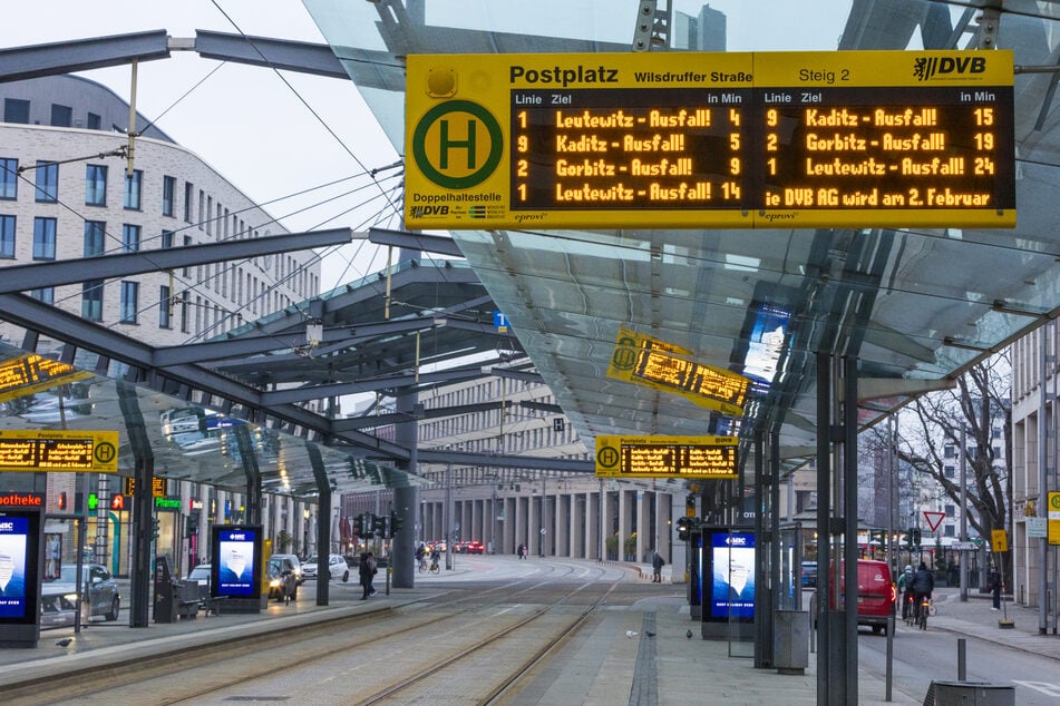 Ein seltener Anblick: Die menschenleere Straßenbahn-Haltestelle "Am Postplatz".