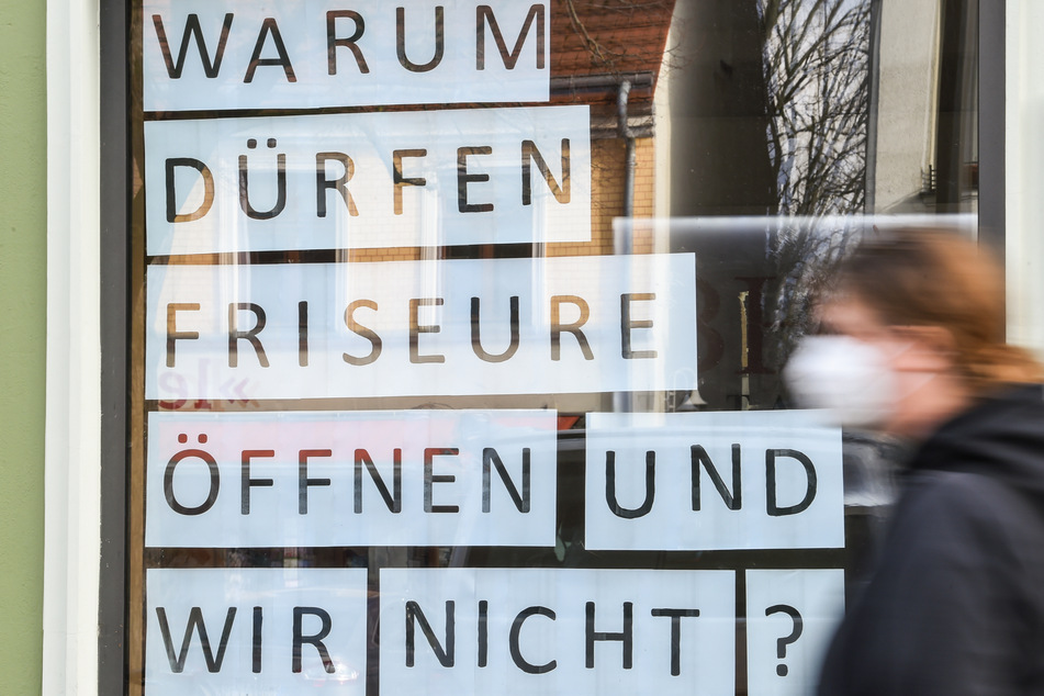 Berlin: An dem Schaufenster eines Bekleidungsgeschäfts in Berlin Friedrichshagen steht die Frage "Warum dürfen Friseure öffnen und wir nicht?".