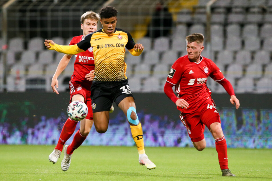 Kilian Senkbeil (13, Bayern II) faces Ransford Königsdörffer (35, Dresden) and is supported by Dennis Waidner (44, Bayern II).