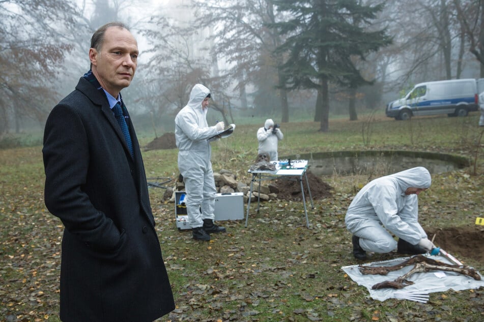 Kommissariatsleiter Peter Michael Schnabel (Martin Brambach, l.) mit Kollegen der Spurensicherung im Garten der Schröders.