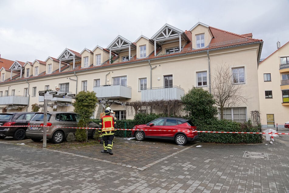 Im Hinterhof fand die Polizei verdächtige Chemikalien.