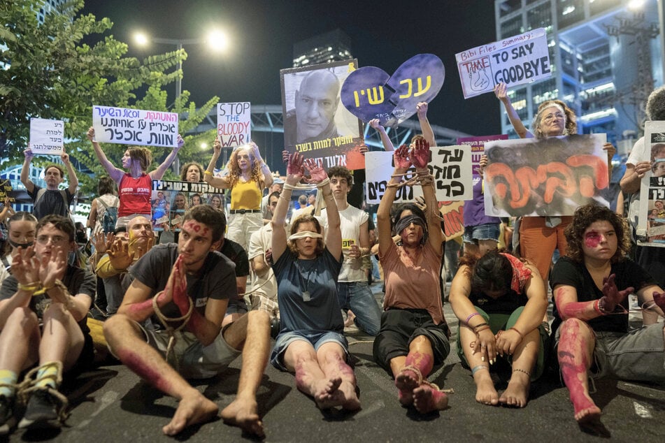 Demonstranten gingen teils mit verbundenen Augen auf die Straße und positionierten sich damit auch gegen die Politik von Premier Netanjahu.