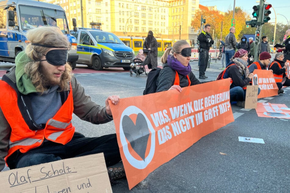 Am Frankfurter Tor blockierten Klimaaktivisten den Berufsverkehr. (Archivbild)