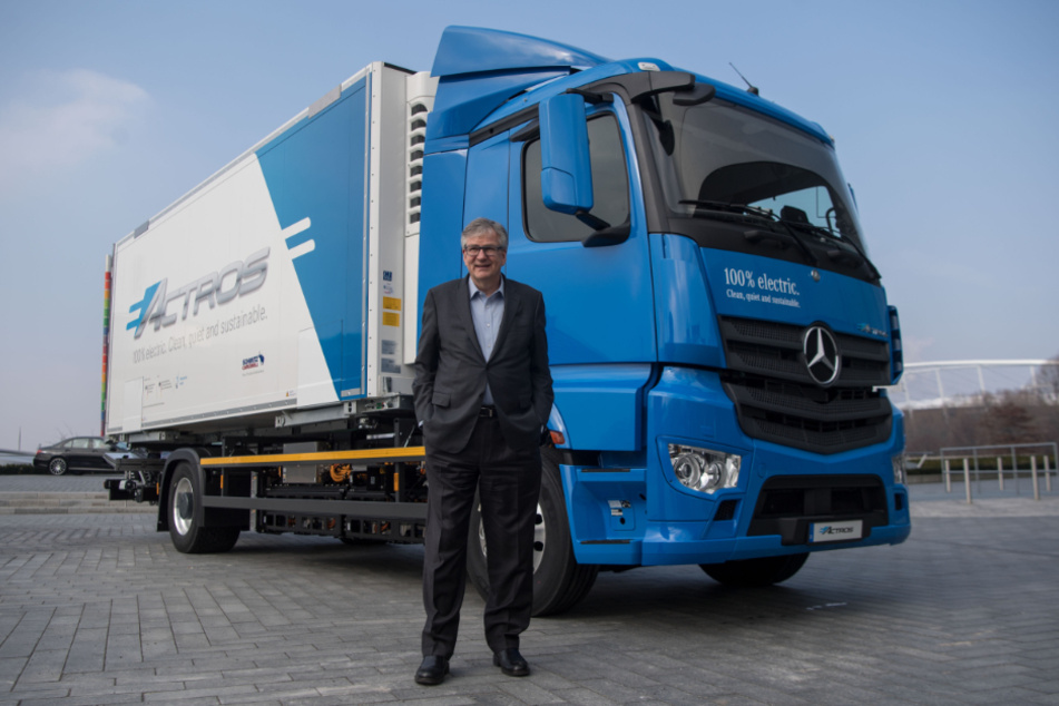 Martin Daum (60), Chef von Daimler Trucks steht vor einem Elektro-Lastwagen eActros von Mercedes-Benz. (Archivbild)