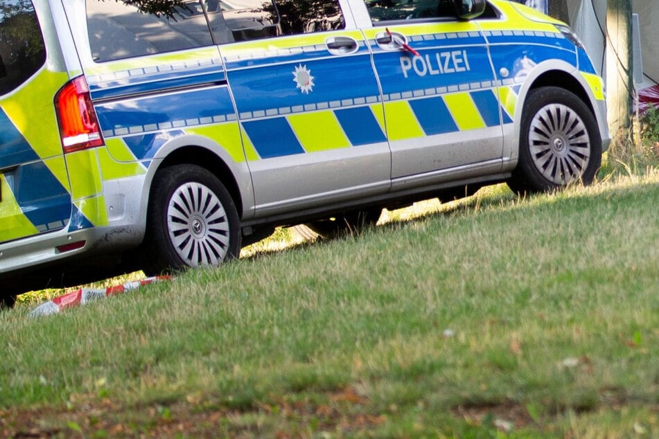 Schrecklicher Fund am Straßenrand: Mann tot auf Grünstreifen entdeckt