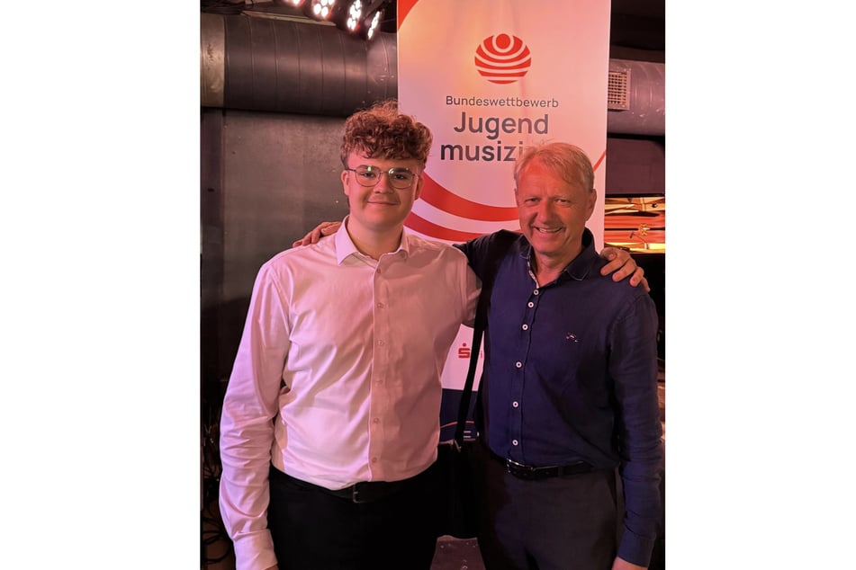 Nicht nur Hans' Eltern sind stolz auf ihren Sohn. Auch Professor Ralf Beutler vom Landesmusikgymnasium ist begeistert, was er alles auf dem Kasten hat und was er bei "Jugend musiziert" erreicht hat.