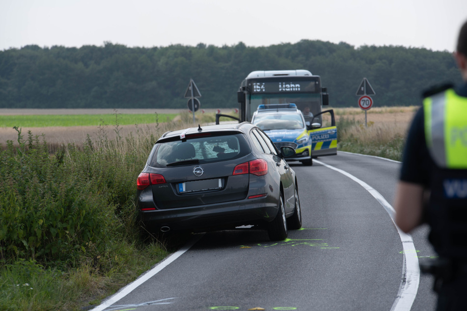Der Opel Astra hat einen Fahrradfahrer erfasst. Der Mann wurde bei dem Unfall tödlich verletzt.