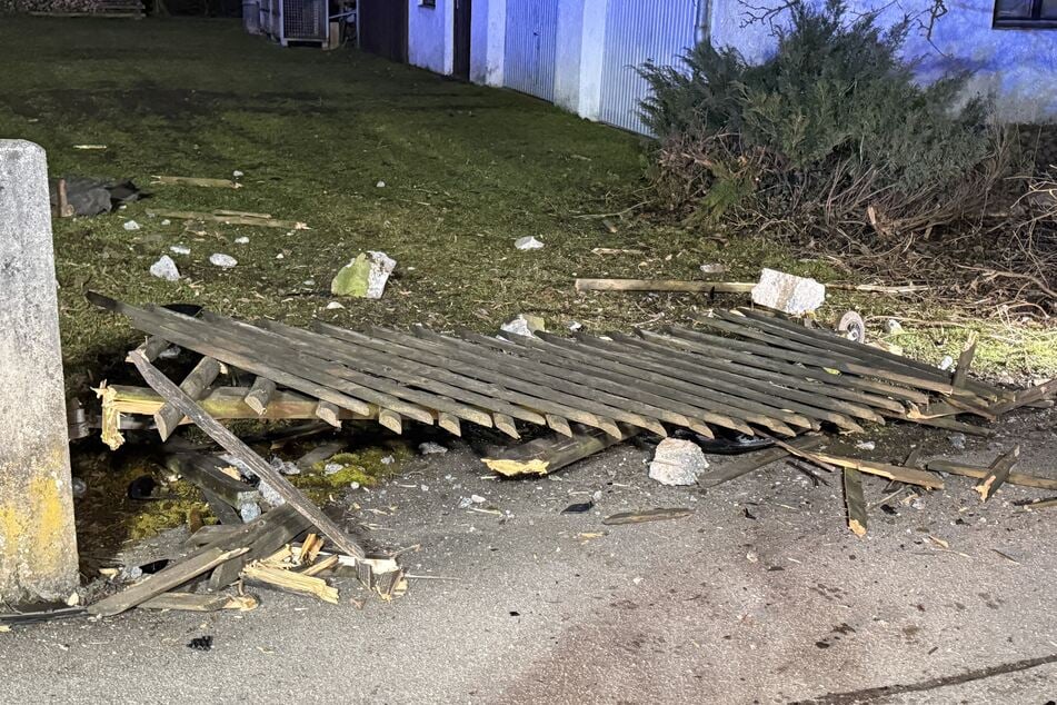 Das Auto durchbrach den Zaun und schoss in den Vorgarten.