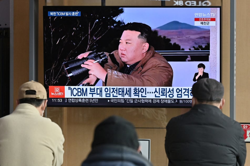 Der oberste Führer Nordkoreas Kim Jong-un (39) zeigt sich mit Flecken auf der Jacke im Staatsfernsehen.