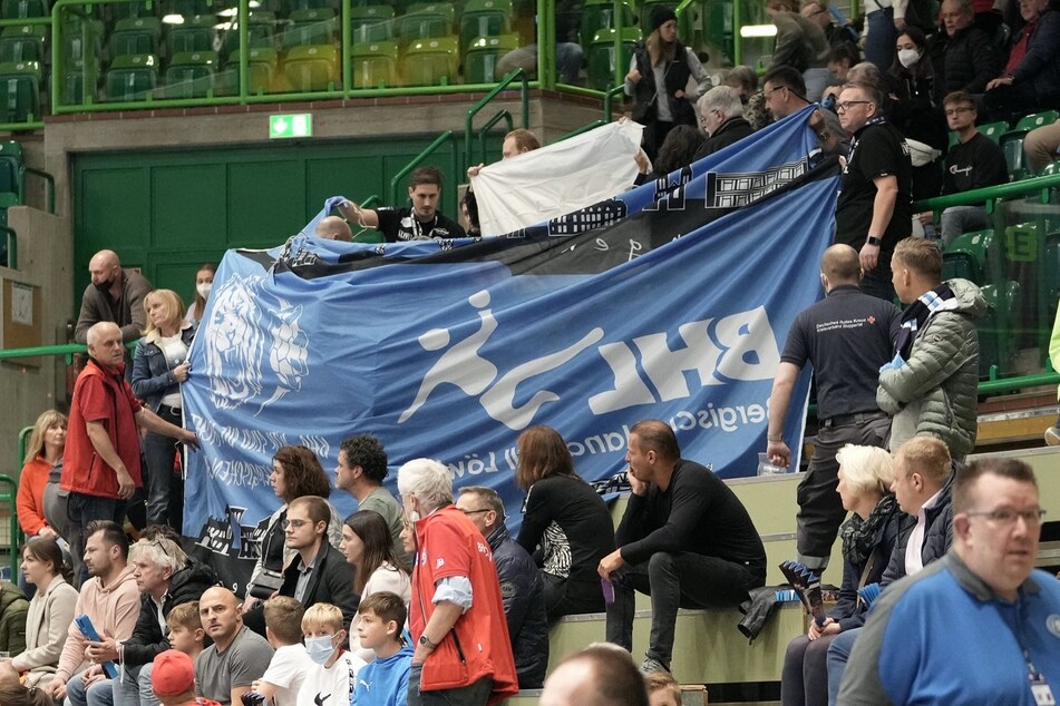 Ein Banner schirmte den Fan auf der Tribüne ab.