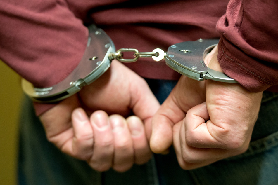Die Polizei nahm den 36-Jährigen fest. Er sitzt nun im Gefängnis. (Symbolbild)