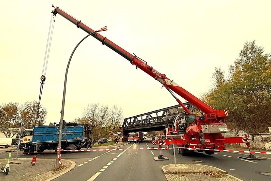 Ein Feuerwehrkran stabilisiert den verunfallten Lkw im Berliner Ortsteil Wittenau.