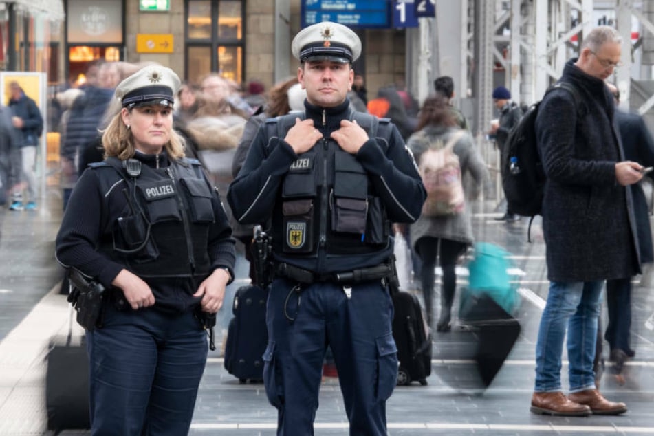 Auch die Beamten der Bundespolizei hattet Schwierigkeiten damit, den sturzbetrunkenen Mann aus dem ICE zu befördern (Archivbild).