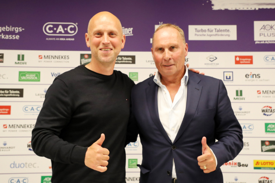 Gemeinsam mit dem neuen Trainer Timo Rost (43, l.) will Präsident Helge Leonhardt (63) wieder zurück in die 2. Liga.