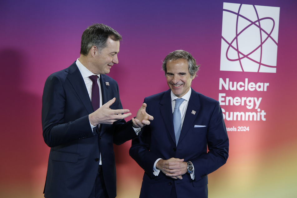 Belgiens Premierminister Alexander De Croo (48, l.) und IAEA-Chef Rafael Grossi (63) nehmen am ersten Atomenergie-Gipfel in Brüssel teil.