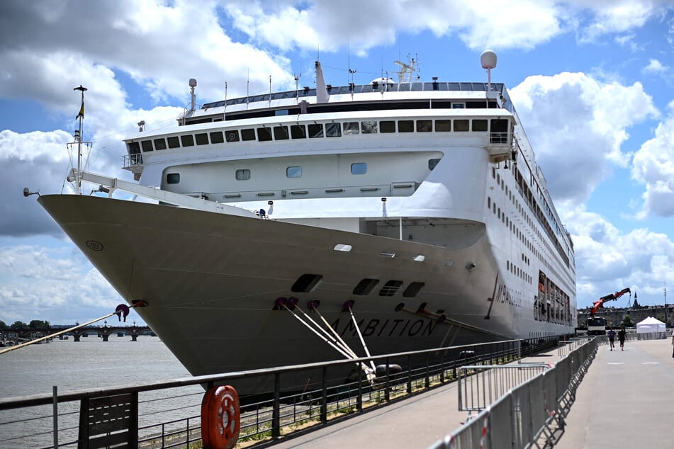 Blick auf das Kreuzfahrtschiff "Ambition", auf dem Passagiere nach dem Ausbruch einer Magen-Darm-Erkrankung an Bord im Hafen von Bordeaux eingeschlossen wurden.
