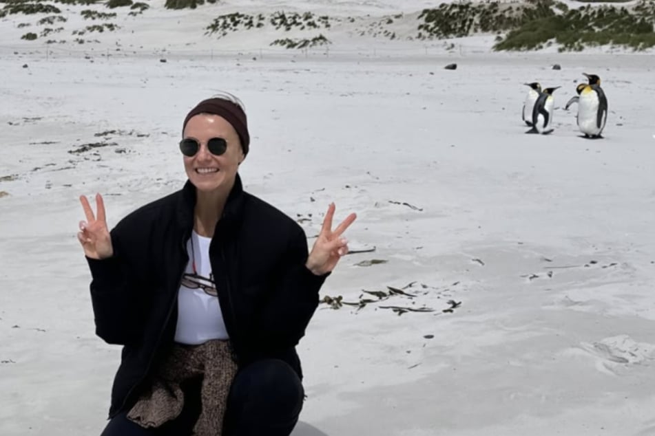 Heiligabend im Sand: Laura besuchte bei ihrem Urlaub auch die Falkland Inseln, auf der auch Königspinguine zu Hause sind.