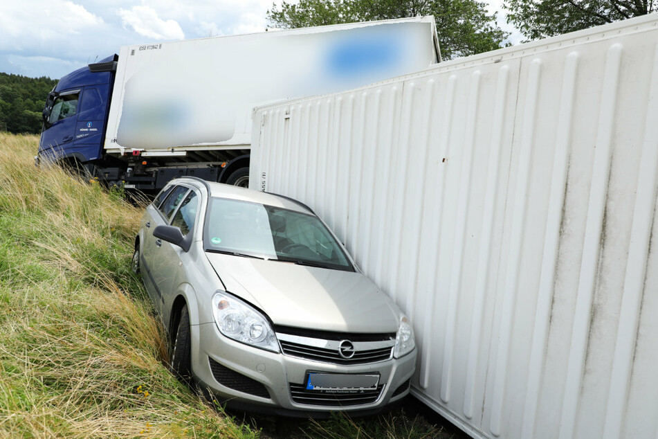 Der Opel wurde vom schleudernden Lastzug erfasst und landete auch im Graben.