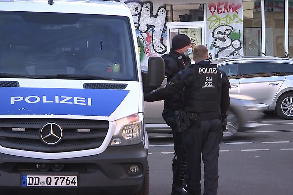 Einem Medienbericht zufolge durchsuchte die Polizei bei der Razzia am Mittwoch in Connewitz auch die Wohnung eines Mitarbeiters der Leipziger Stadtverwaltung.