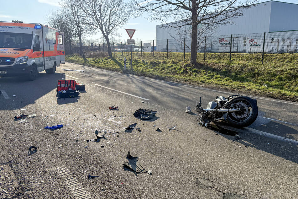 Der Motorrad-Fahrer stürzte zu Boden.