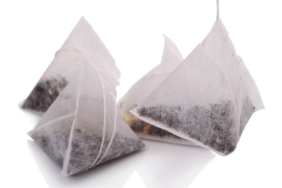 Vor allem pyramidenförmige Teebeutel sind häufig synthetisch und nicht kompostierbar.