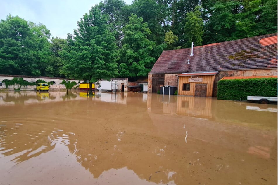 Sturzbäche überfluteten weite Teile von Landshut und ließen vielerorts die Keller volllaufen.