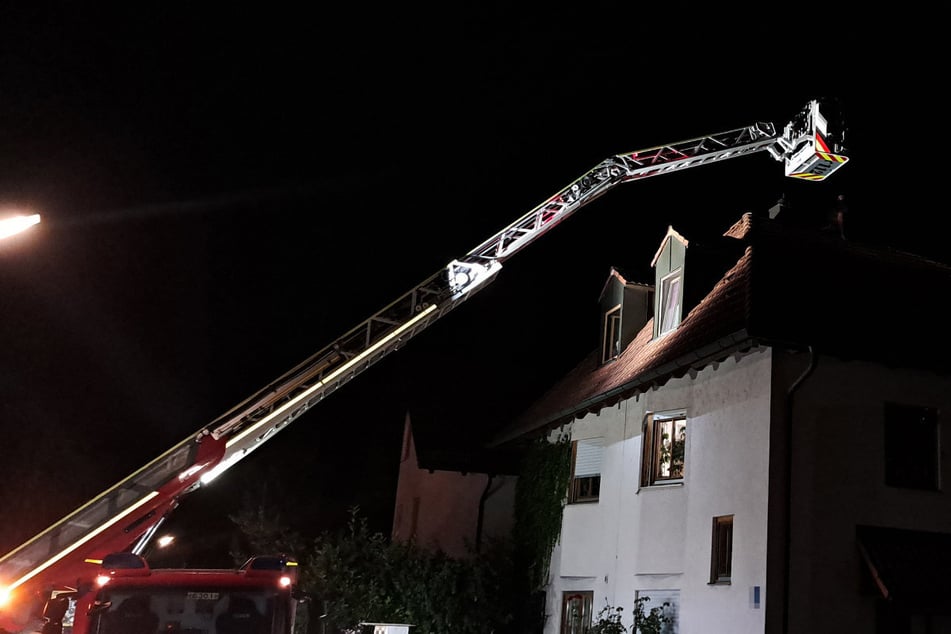 Helfende Hand: Weil ein Mann mit der Katze im Schlepptau nicht wieder vom Dach steigen konnte, musste die Feuerwehr einschreiten und beide retten.