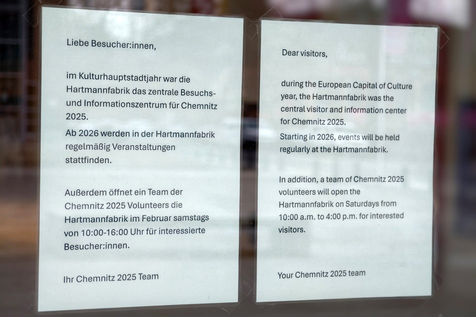 Zettel statt Empfangstresen: Der Aushang nennt unter anderem die Samstags-Öffnung mit Volunteers.