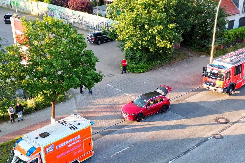 Der Unfall ereignete sich direkt vor dem Penny-Parkplatz in der Cuxhavener Straße in Hamburg-Harburg.