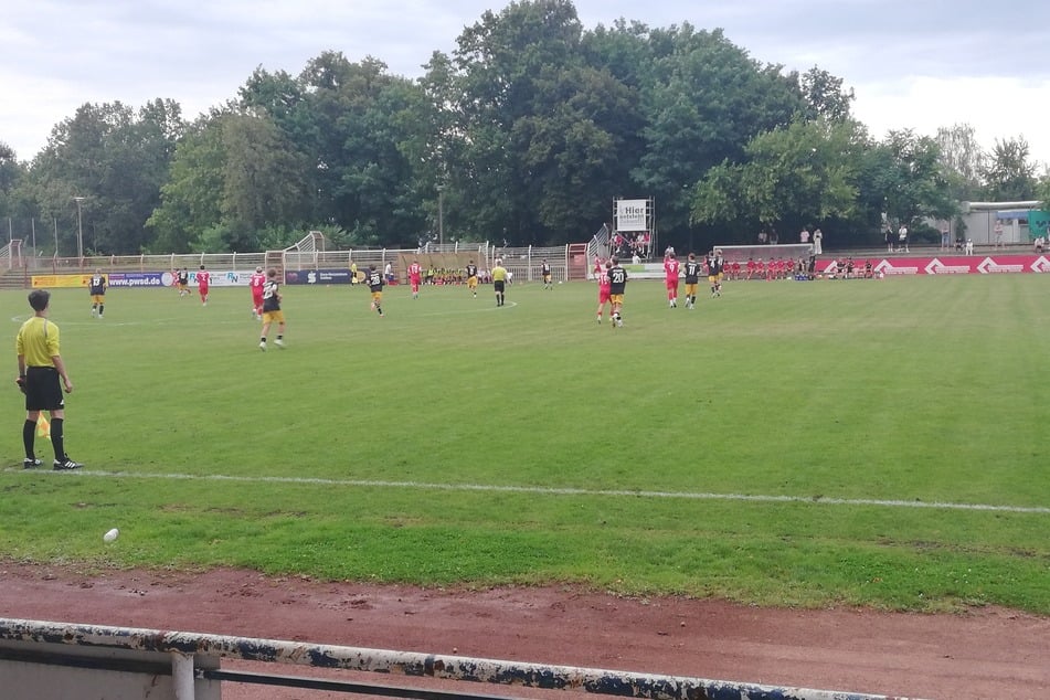 Die Sonne war am Mittwochabend weg, dafür brannte es im Cottbuser Lokstadion auf dem Platz.