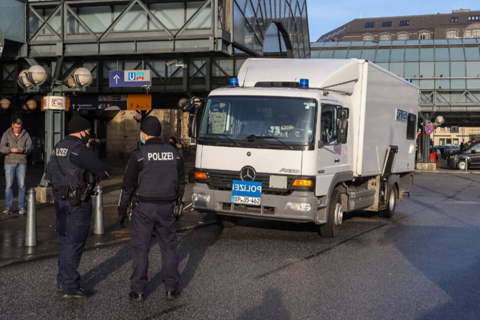 Spezialkräfte der Polizei rückten am Hauptbahnhof an.