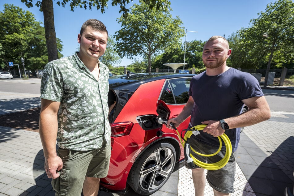 "Go Trabi Go 2.0 - voll elektrisch": Timo Binge (23. l.) und Jim Schwarz (22, r.) wollen im ID.3 nach Neapel fahren.
