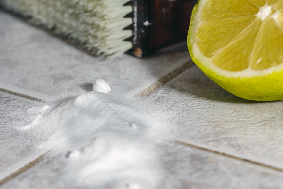 Um Fugen gründlich zu reinigen, hilft Dir unter anderem Zitronensäurepulver.